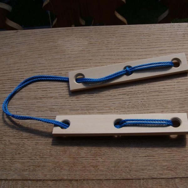 De gevangene hoofdkrabber hout en touw