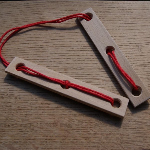 De gevangene hoofdkrabber hout en touw