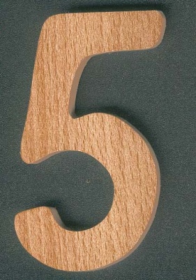Nummer 5, 8cm hoog, massief hout, handgesneden