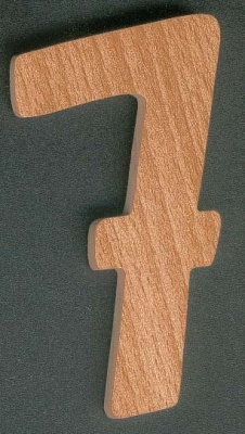 Nummer 7, 8cm hoog, massief beukenhout, handgesneden