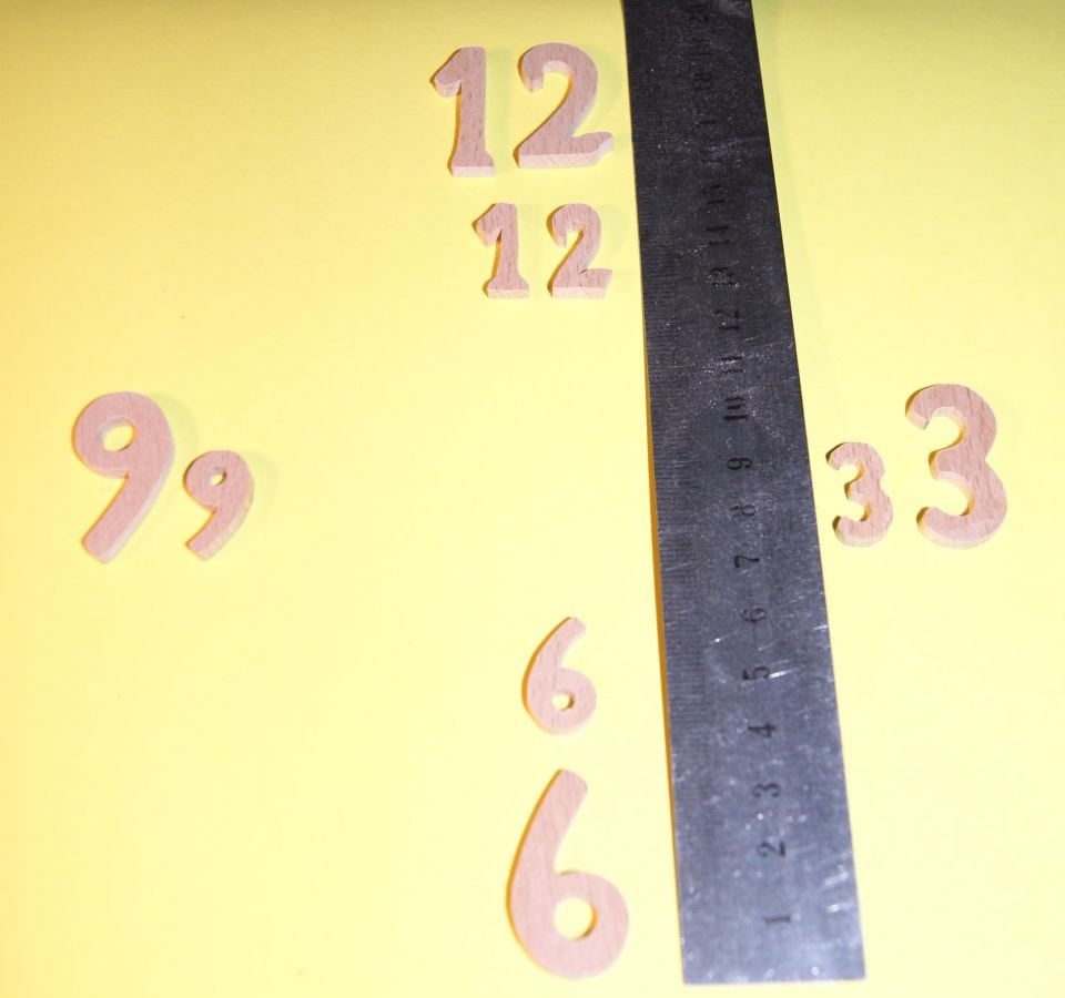 Houten cijfers 1,2,3,6,9 2cm hoog, 3mm dik, van beukenhout voor klokken