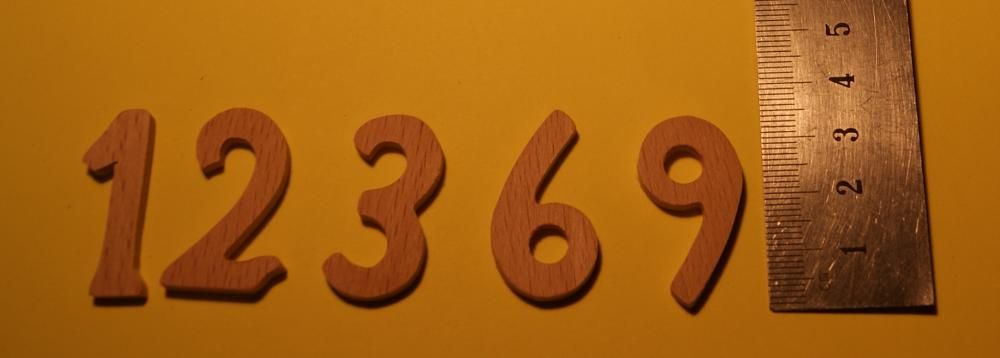 Houten cijfers 1,2,3,6,9 3,2cm hoog, 3mm dik, gemaakt van beukenhout voor klokken