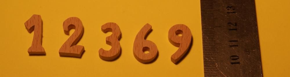 Houten cijfers 1,2,3,6,9 2cm hoog, 3mm dik, van beukenhout voor klokken