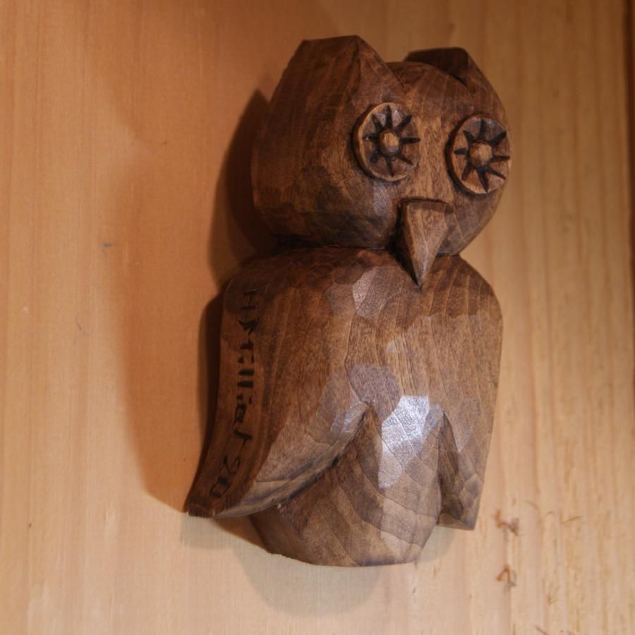 Handgesneden uil gewaxt walnoot interieurdecoratie massief lindehout