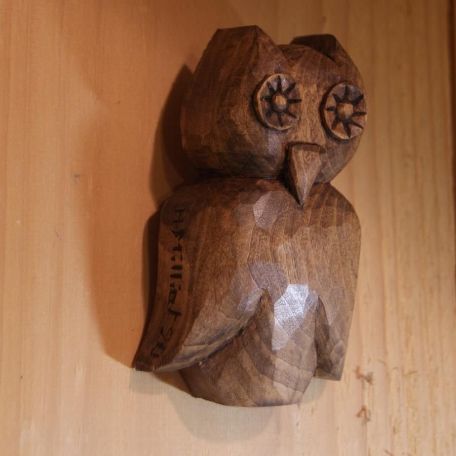 Handgesneden uil gewaxt walnoot interieurdecoratie massief lindehout