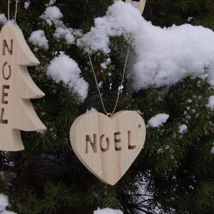 Houten kerstbalhart om in de kerstboom te hangen