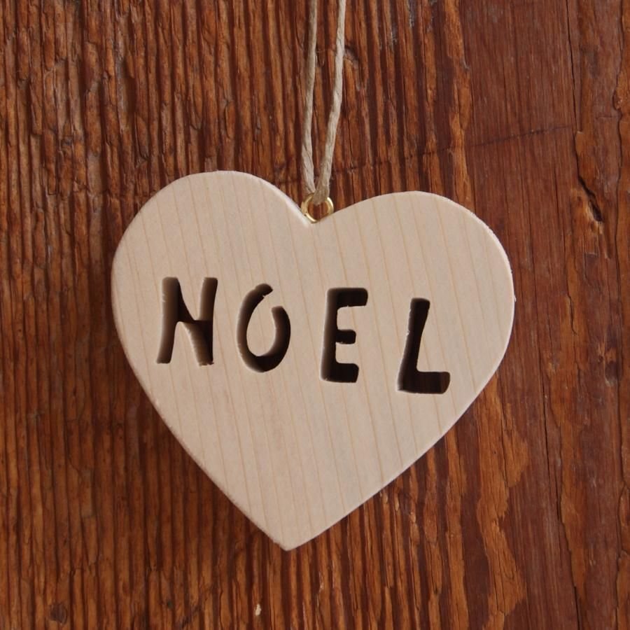 Houten kerstbalhart om in de kerstboom te hangen