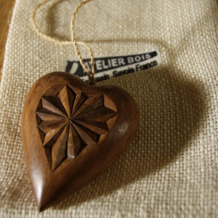 hart gesneden in lindehout, valentijnscadeau, houten huwelijk, handgesneden