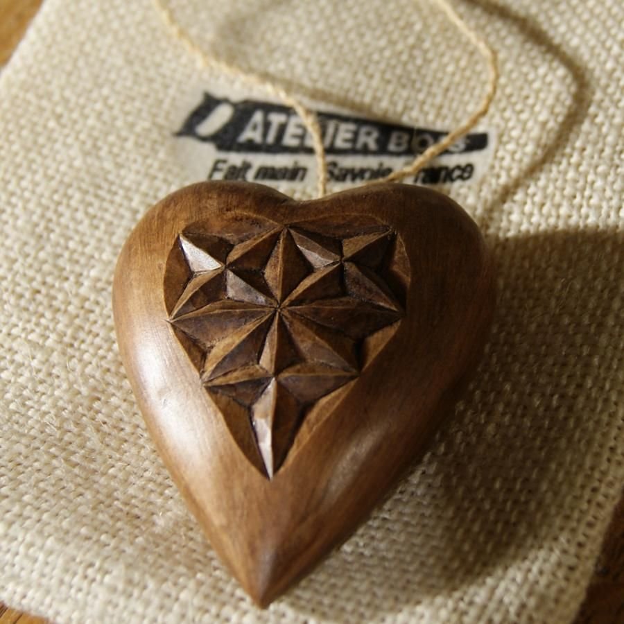 hart gesneden in lindehout, valentijnscadeau, houten huwelijk, handgesneden