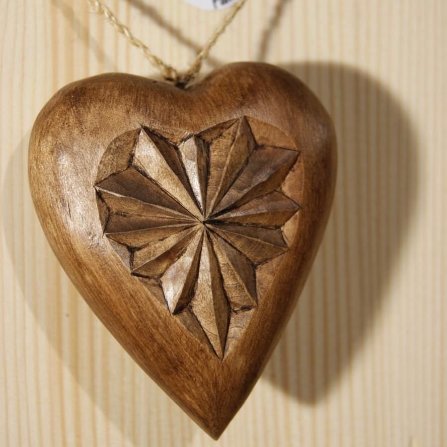 hart gesneden in lindehout, valentijnscadeau, houten huwelijk, handgesneden
