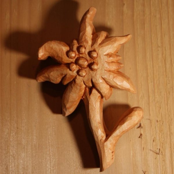 Houten Edelweiss, met de hand gesneden en in de was gezet in kersenhout, chaletdecoratie, lindeboom
