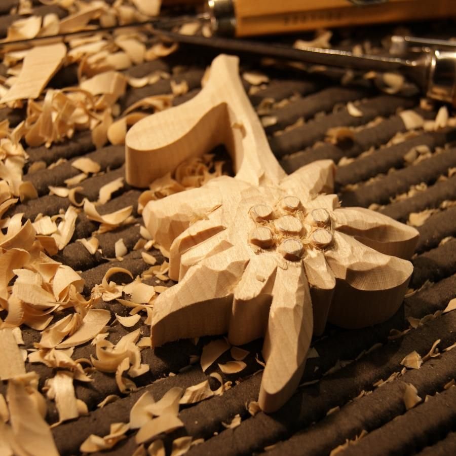 Houten Edelweiss, met de hand gesneden en in de was gezet in kersenhout, chaletdecoratie, lindeboom