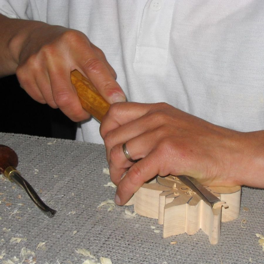 Houten Edelweiss, met de hand gesneden en in de was gezet in kersenhout, chaletdecoratie, lindeboom
