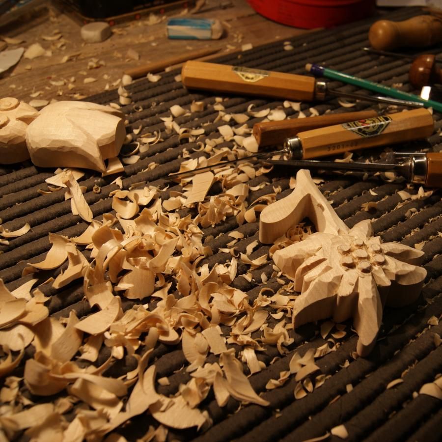 Edelweiss in hout, met de hand gesneden en in de was gezet, walnoot toon, linde, sculptuur, interieur decoratie