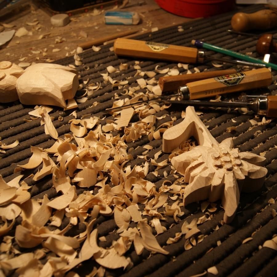 Edelweiss in hout, met de hand gesneden en in de was gezet, walnoot toon, linde, sculptuur, interieur decoratie