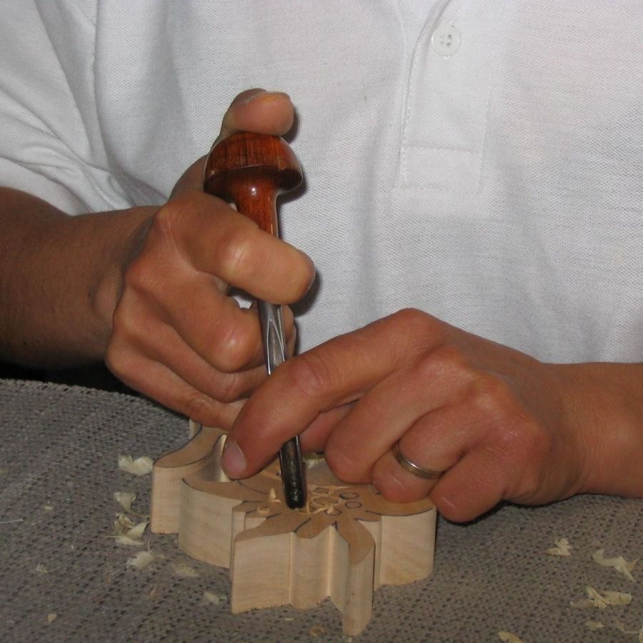 Houten Edelweiss, met de hand gesneden en in de was gezet in kersenhout, chaletdecoratie, lindeboom