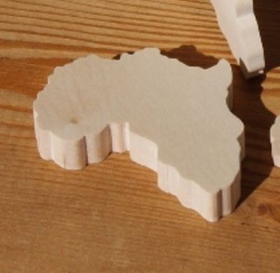Beeldje kaart van Afrika ht6cm dik 7mm massief esdoornhout handgemaakt