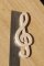 Beeldje dreg 6 cm decoratie muziekthema handgemaakt massief hout versiering scrapbooking