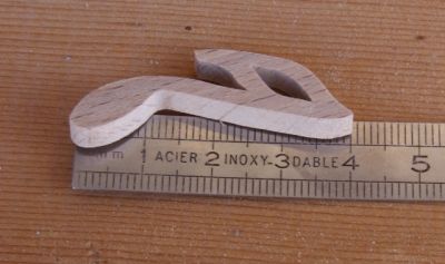 Beeldje dubbele haak lang 4cm ep3mm massief hout versiering scrap muziek handgemaakt