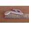 Beeldje dubbele haak lang 4cm ep3mm massief hout versiering scrap muziek handgemaakt