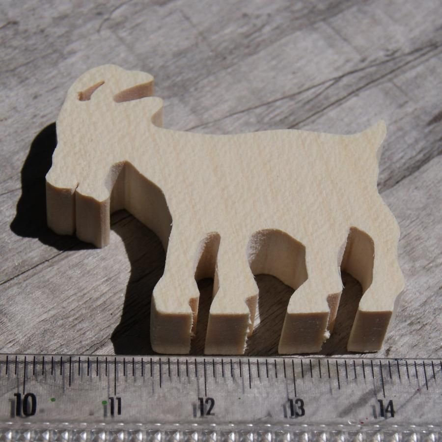 Miniatuur houten geit beeldje om te versieren