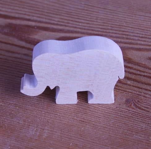 Miniatuur olifantenbeeldje in massief hout om handwerk te versieren 