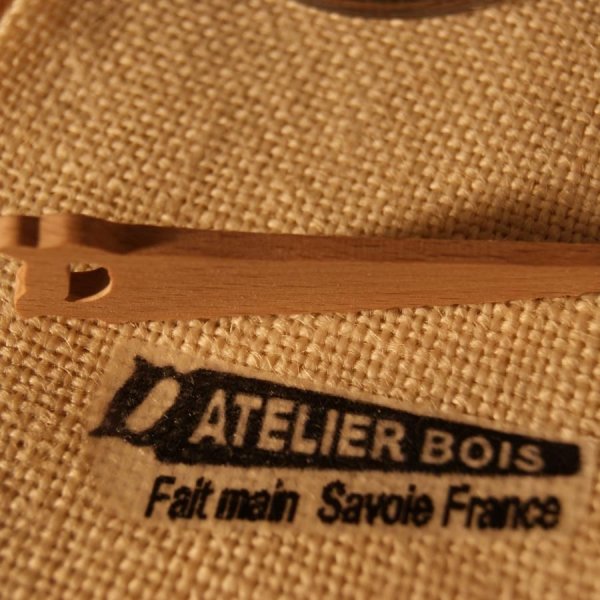 Miniatuur zaagfiguurtje van massief beukenhout, 3mm dik, gedecoreerd met een kerstboom.