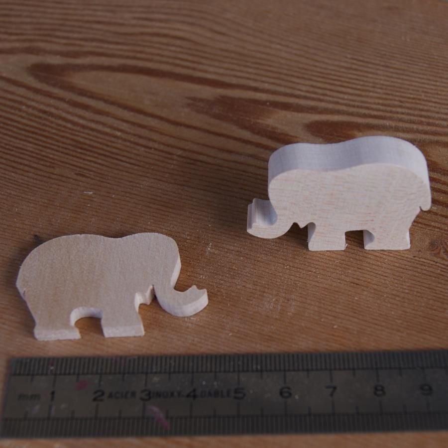 Miniatuur olifantenbeeldje in massief hout om handwerk te versieren 