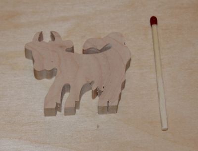 Miniatuur houten koe beeldje om te versieren