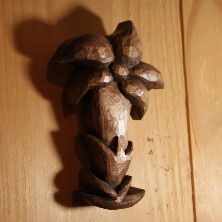 Gentiaanhout, gesneden en gewaxt notenhout, handgemaakt in Savoie, chalet interieurdecoratie