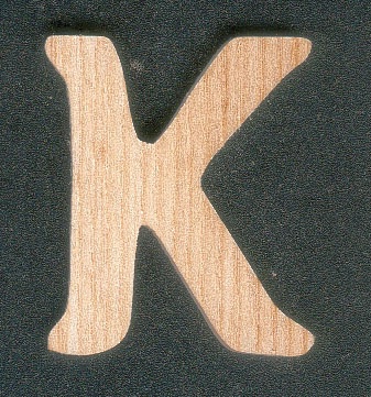 Letter K van essenhout hoogte 5 cm