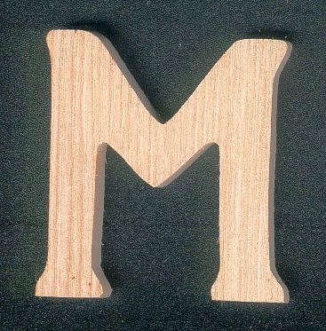 Houten letter M te schilderen en te lijmen 5 m hoog