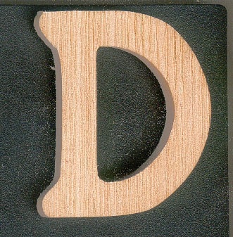 Letter D in massief hout te schilderen en te verlijmen, handgemaakt in essenhout hoogte 5 cm dikte 5 mm