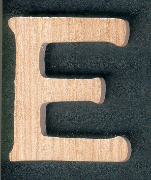 Houten letter E hoogte 5cm om te plakken