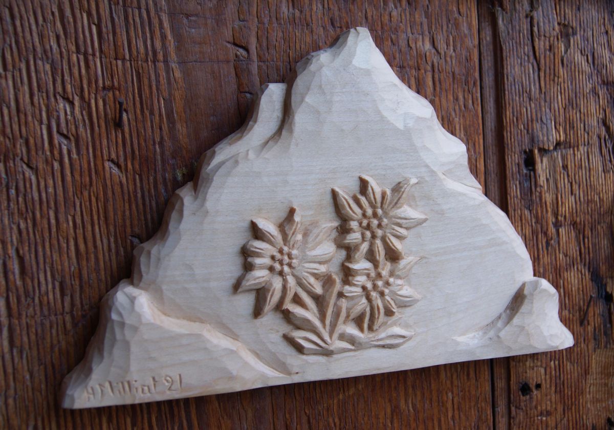 Berg met handgesneden edelweiss
