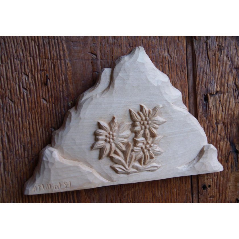 Berg met handgesneden edelweiss