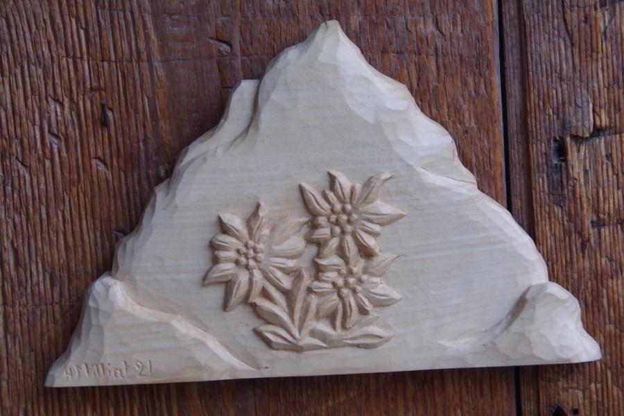 Berg met handgesneden edelweiss
