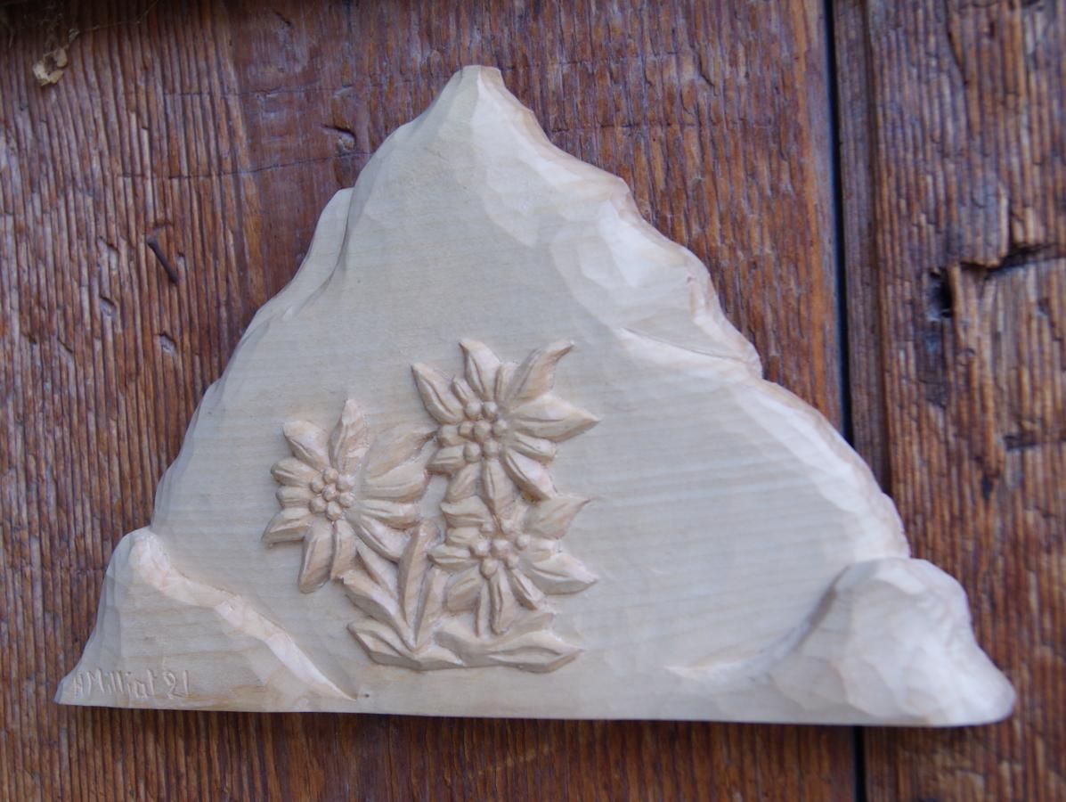 Berg met handgesneden edelweiss