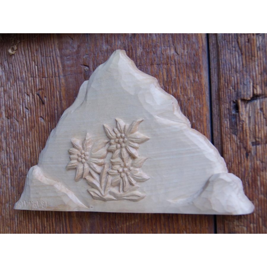 Berg met handgesneden edelweiss