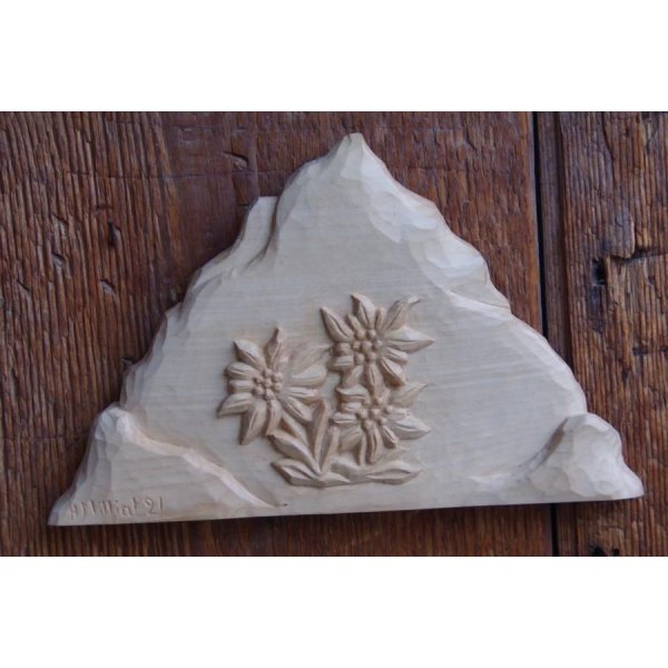 Berg met handgesneden edelweiss
