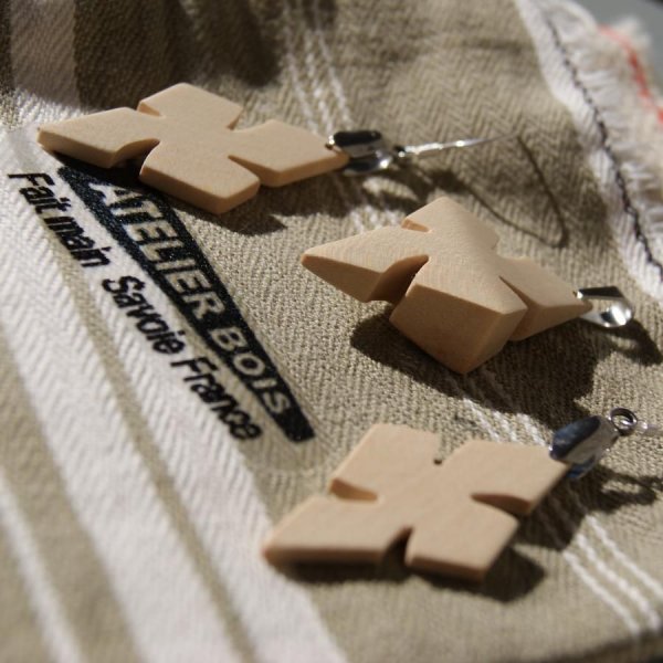 Handgemaakte esdoornhouten kruisset, oorbellen en hanger