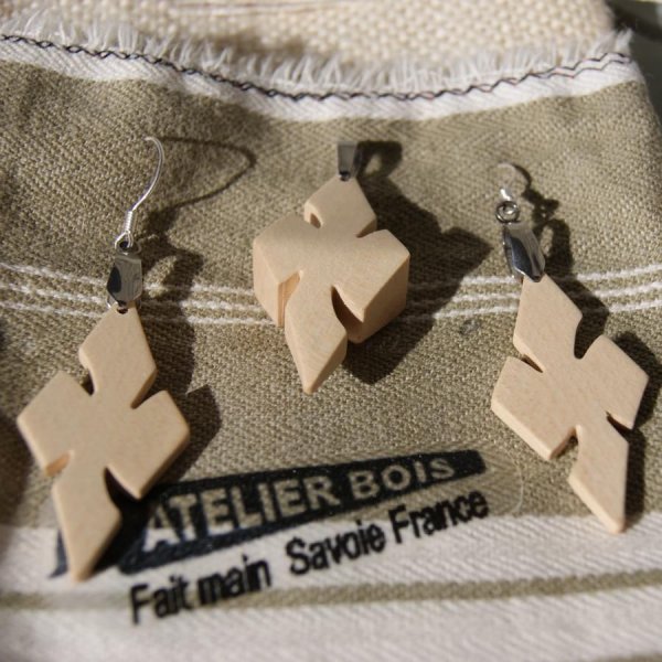 Handgemaakte esdoornhouten kruisset, oorbellen en hanger