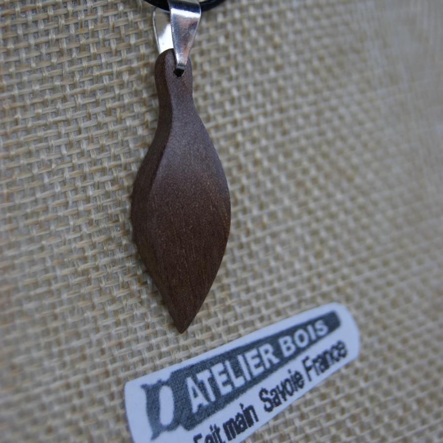 houten hangerblad van gewaxt walnotenhout, handgemaakt ethisch juweel