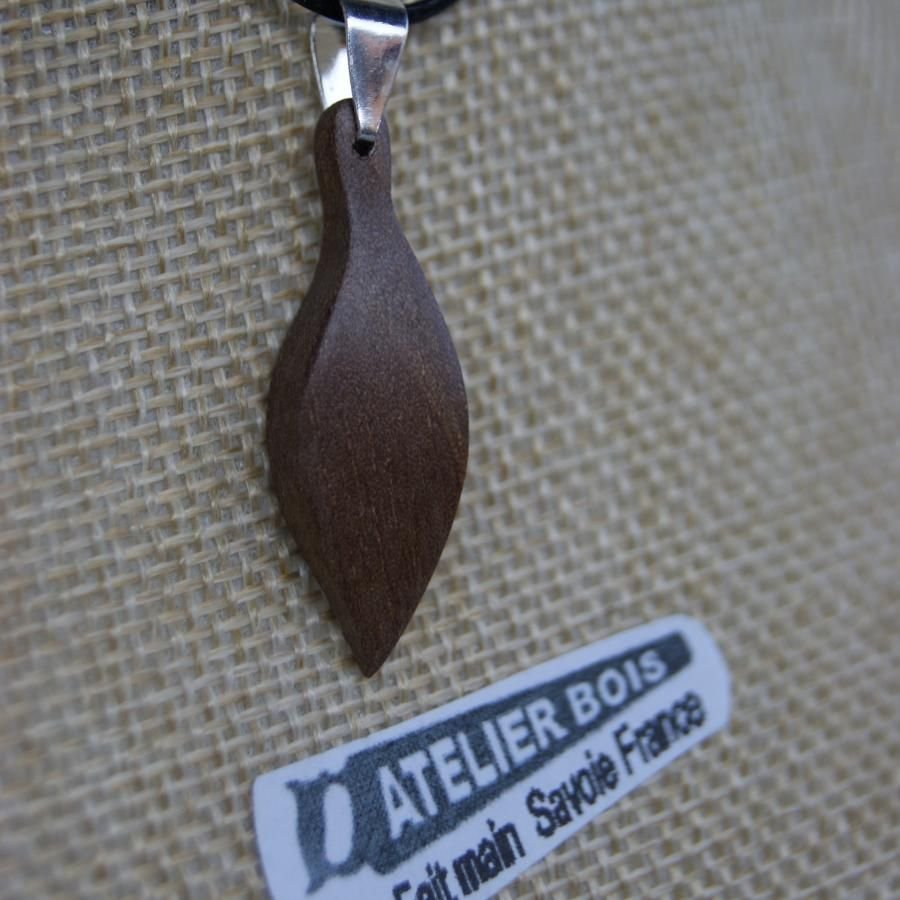 houten hangerblad van gewaxt walnotenhout, handgemaakt ethisch juweel