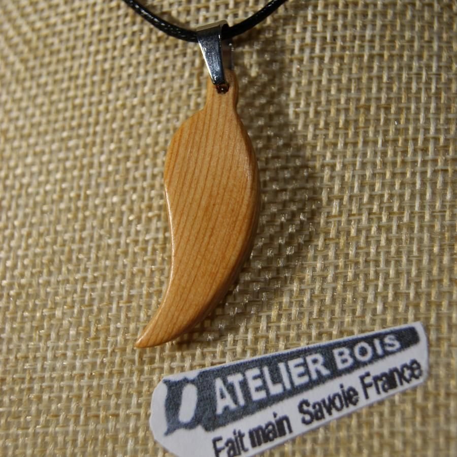 houten hanger veer of blad van gewaxt larikshout, handgemaakt ethisch sieraad