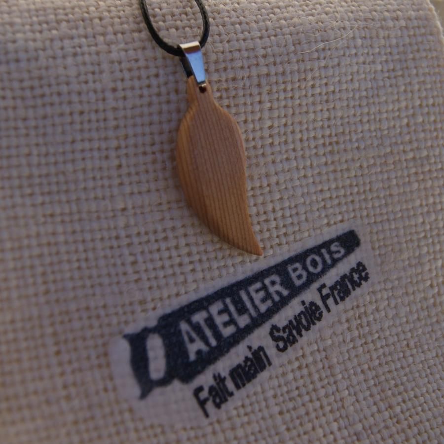 houten hanger veer of blad van gewaxt larikshout, handgemaakt ethisch sieraad