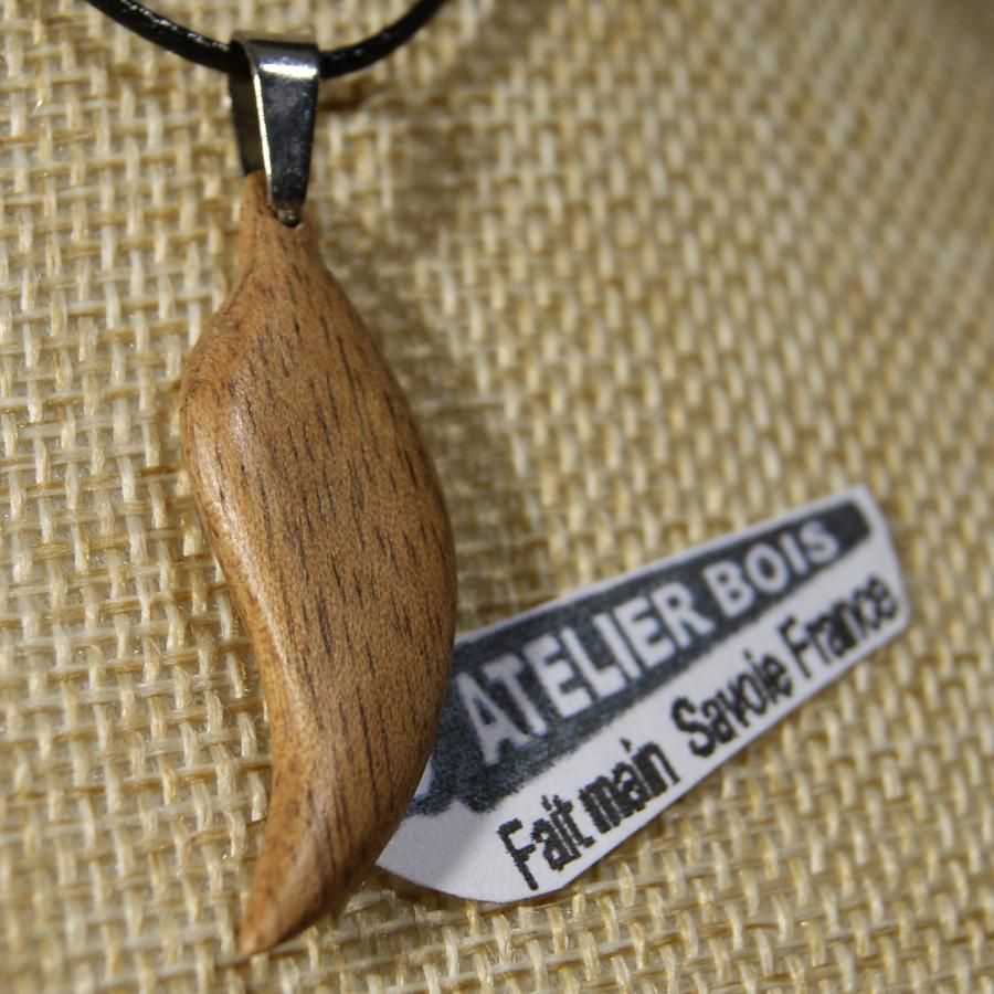 houten hanger veer of blad van gewaxt walnotenhout, handgemaakt ethisch juweel