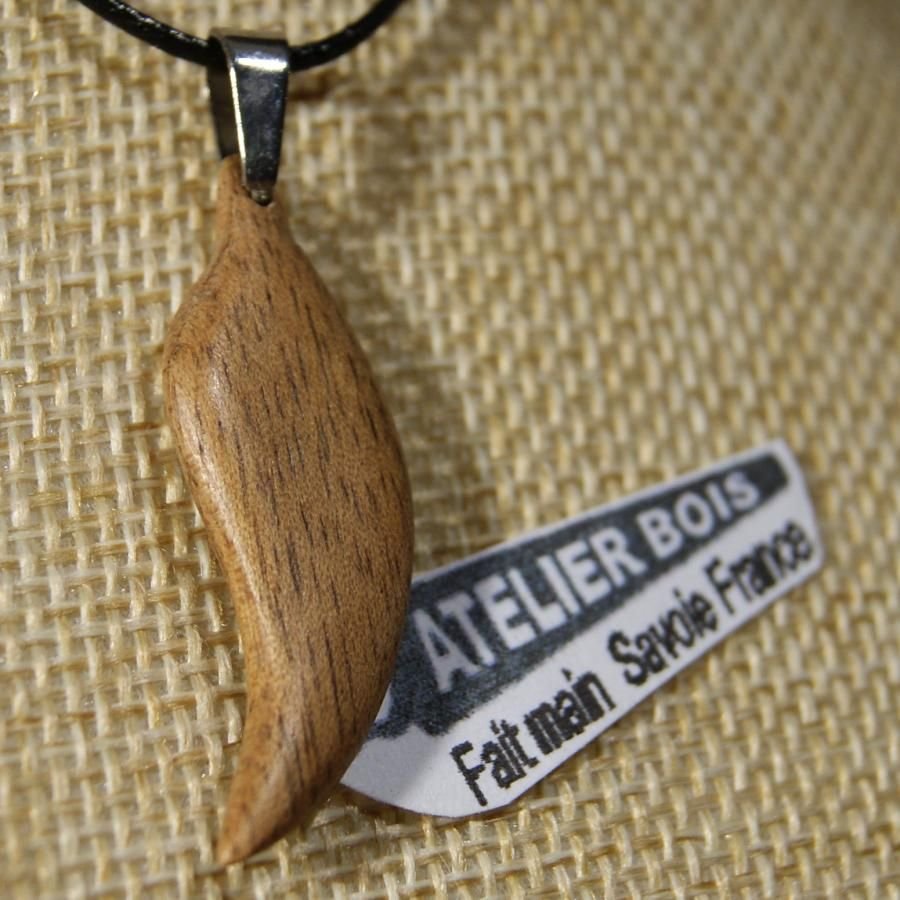 houten hanger veer of blad van gewaxt walnotenhout, handgemaakt ethisch juweel