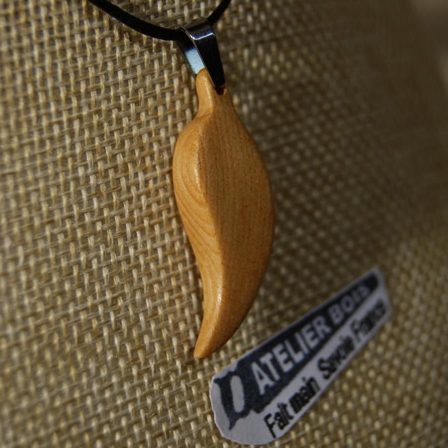 houten hanger veer of blad van gewaxt larikshout, handgemaakt ethisch sieraad