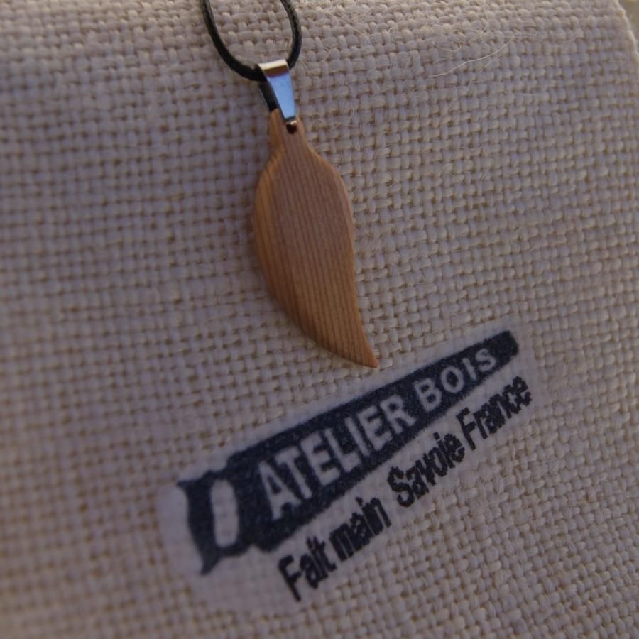 houten hanger veer of blad van gewaxt larikshout, handgemaakt ethisch sieraad